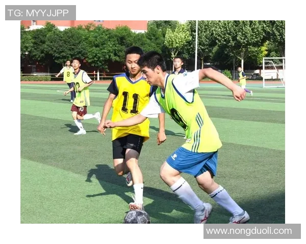 性格阳光的足球明星们展现友善与团队精神的魅力与风采