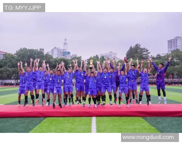 成都足球队荣登足球团队协作排行榜第七位展现团队精神与实力