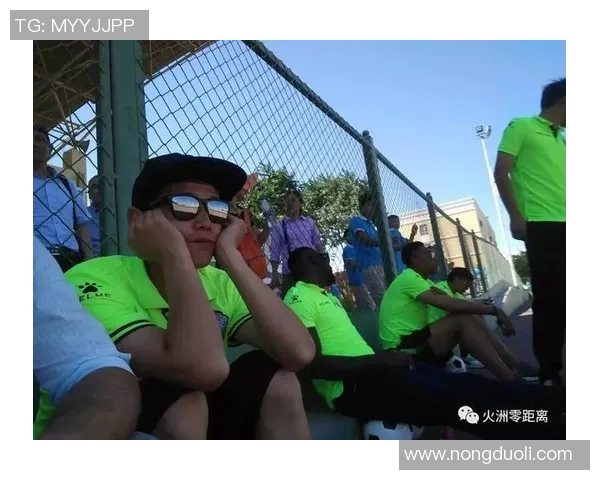 足球明星化身老人街头踢球引发热议展现真实球技与幽默魅力