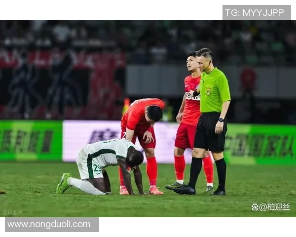 足球明星通过视频电话分享训练心得与生活趣事引发球迷热议